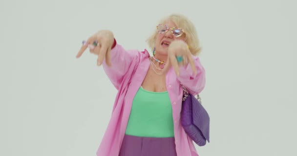 Retrato Engraçado Louco Elegante Avó Idosa Roupa Glamour Mostrando Gesto — Vídeo de Stock