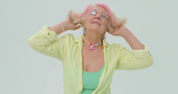 Élégant Glamour Grand Mère Mamie Avec Des Cheveux Teints Rose — Video