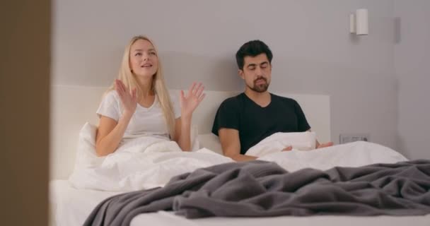 Cuplul Nervos Caucazian Jura Așezat Pat Dormitor Femeia Fața Supărată — Videoclip de stoc