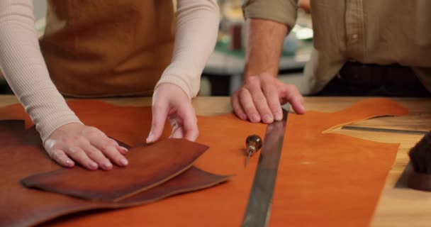 Mannelijke Vrouwelijke Leerlooiers Kiezen Kijken Ambacht Voor Handwerk Fabricage Proces — Stockvideo
