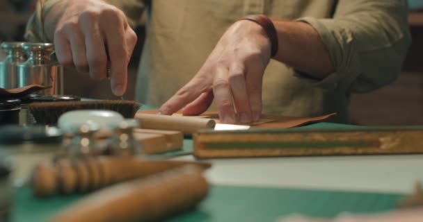 품목을 제조하는 Handmade 품목을 Craftsman 슬로우 클로즈업 자른된 — 비디오