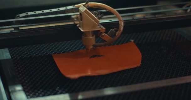 Gerçek Deri Malzemesi Üzerinde Tasarım Yapmak Yavaş Hareket Lazer Makinesinin — Stok video