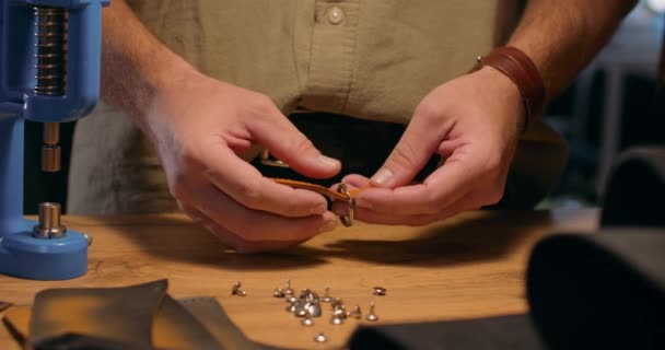 Kunsthandwerker Verzieren Ledertasche Geldbörse Tasche Werkstatt Zur Herstellung Von Lederprodukten — Stockvideo