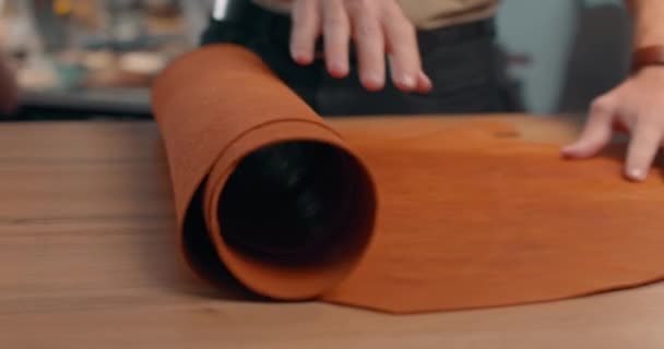 당신의 Handmade 품목을 자연적인 작업장에 가죽의 조각을 검사하는 Shoemaker 짜임새의 — 비디오