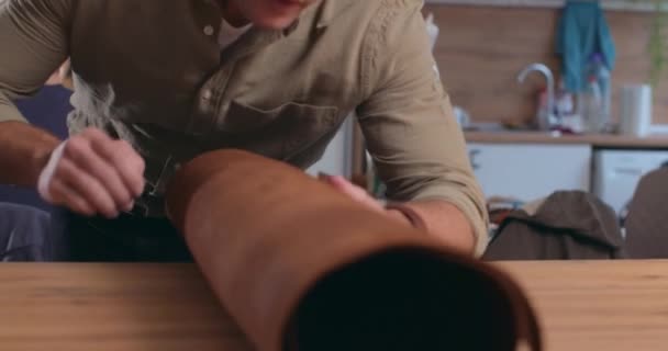 Skicklig Man Skräddarsy Utjämning Läder Bordet Undersöka Tyg Kvalitet Innan — Stockvideo