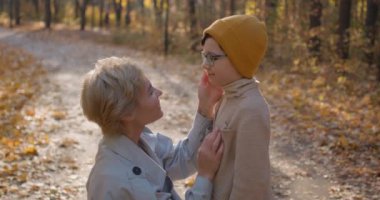 Küçük çocuk annesine tapıyor, onu zevkle kucaklıyor, ağır çekimde mutlu çocukluk, annelik, ebeveynlik, seni her zaman destekleyip koruyacağım, yakınlık, güçlü bağlar.