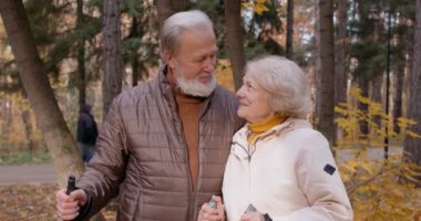 Kıdemli kadın ve iyi huylu erkek sabah antrenmanında meşgul olurlar. Birbirini seven çiftler birbirlerine bakıyorlar. Sonbahar parkında dolaşmaktan zevk alıyorlar. Yavaş çekim ilişki sonsuza dek sürer.