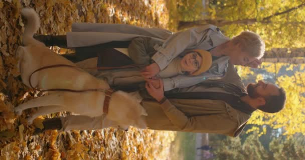 Mutlu Aile Romantik Bir Macera Yaşar Yavaş Çekim Dikey Çekim — Stok video