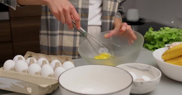 Mladá Žena Mává Vajíčky Vaří Jasné Kuchyni Samice Připravuje Ingredience — Stock video