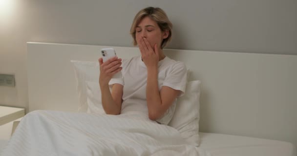 Fatiguée Femme Blonde Éteindre Les Lumières Mobiles Smartphone Aller Dormir — Video