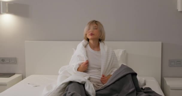 Šťastná Ospalá Světlovlasá Dívka Která Ráno Probudí Dobrém Spánku Cítí — Stock video
