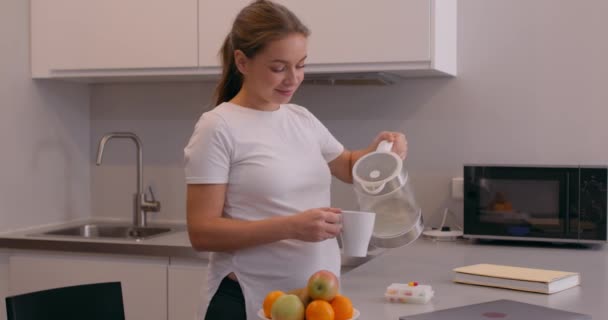 Těhotná Usměvavá Žena Která Bere Léky Nebo Vitamíny Kuchyni Nalévá — Stock video