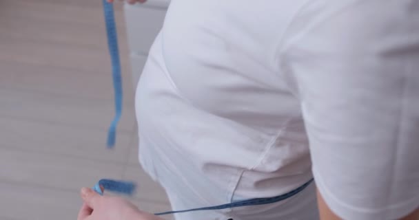 Egy Terhes Teste Aki Mérőszalagot Használ Baba Fejlődésének Ellenőrzésére Oldalnézetből — Stock videók