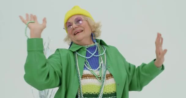 Amuzant Fericit Bătrân Bătrân Fericit Haine Modă Râzând Bunica Tinerească — Videoclip de stoc