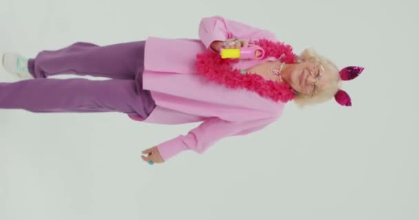 Vacker Mormor Stilren Outfit Leker Med Vattenpistol Som Ett Barn — Stockvideo