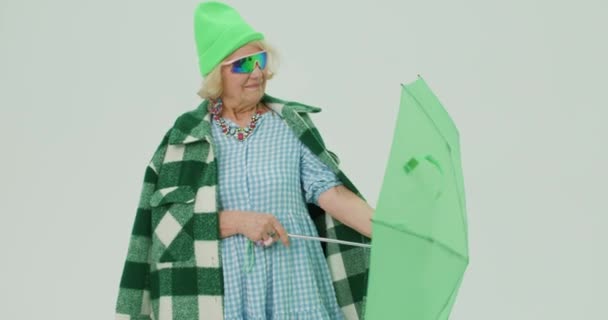 Efektowny Senior Kobieta Ubraniu Moda Sprawdzone Płaszcz Czapka Naszyjnik Kolczyki — Wideo stockowe