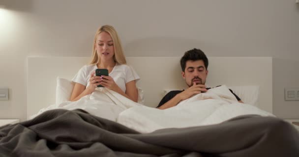 코카서스 남성과 여성의 집에서 침실에서 침대에 Covid19에 사회적 거리와 질투로 — 비디오