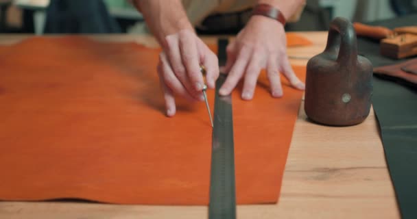 Håndværker Skaber Håndlavet Læder Bælte Taske Tegnebog Langsom Bevægelse Talentfulde – Stock-video