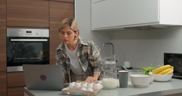 Bela Mulher Cozinhar Sobremesa Casa Assiste Vídeo Receita Tutorial Laptop — Vídeo de Stock