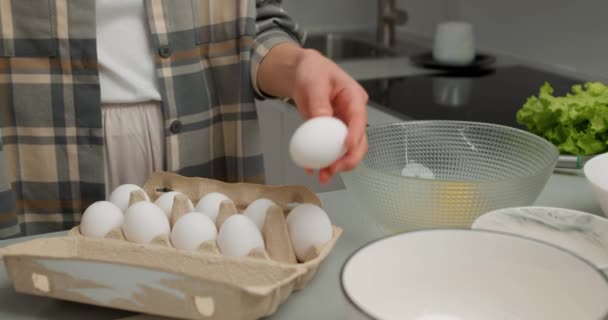 Kvinnor Händer Köket Knäcka Ägg Förbereda Frukost Slow Motion Flicka — Stockvideo