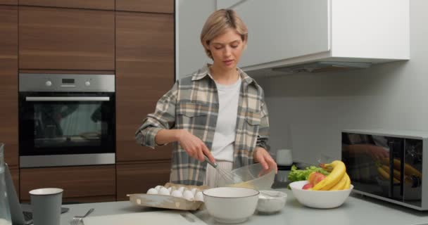 Vacker Hemmafru Slå Ingredienser För Deg Köksbordet Dam Blandar Ingredienserna — Stockvideo