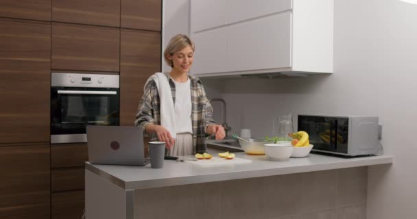 Úspěšná Šťastná Kuchařka Připravuje Jídlo Vlogování Fotoaparátem Kuchyni Zpomalený Záznam — Stock video