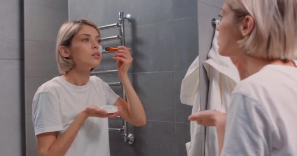 Spa Doméstico Mulher Loira Jovem Aplicando Máscara Argila Orgânica Nutritiva — Vídeo de Stock
