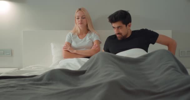 Mutsuz Gücenmiş Bir Kadın Yatakta Oturuyor Konuşmuyor Kavgadan Sonra Kocasını — Stok video