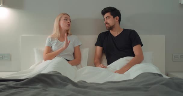 Namorada Nervosa Emocional Repreender Levantar Voz Gritar Com Jovem Casal — Vídeo de Stock