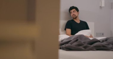 Genç duygusal erkek ve kadının yatakta tartışması, çift yanlış anlaması, aile krizi yavaş çekim çocuk ya da çocuk ebeveynler arasındaki tartışmayı izliyor, çift yatak odasında kavga ediyor.