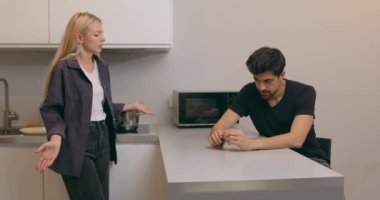 Mutfakta Aile Kavgası. Erkek ve Kadın Hüsran ve Öfkeyle Çığlık Atıyor. Yavaş Hareket, Boşanma Konsepti. Ciddi Düşünceli Koca, Karısını Umursamaz. İnsanlar Arasındaki İlişki