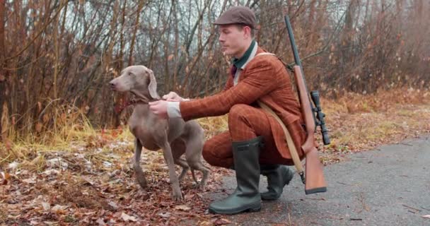 Caçador Com Arma Cão Senta Floresta Hunter Está Procura Presa — Vídeo de Stock