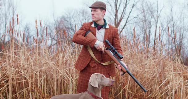 Ernsthafter Selbstbewusster Jäger Traditioneller Schützenbekleidung Konzentriert Auf Vogelbeobachtung Etwas Wild — Stockvideo