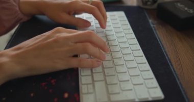 Laptop klavyesinde mesaj yazan pembe bluzlu kadın elleri. Yaklaş. Müşteriye e-posta göndermekle meşgul bir iş kadını dijital kablosuz taşınabilir cihaz kullanıyor. Yazılım, online eğitim, uygulamalar, modern teknoloji