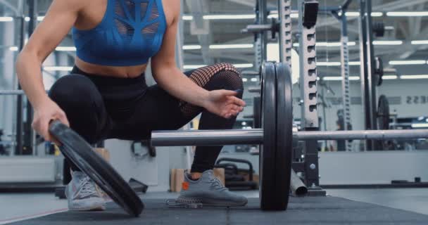 Chica Fitness Añadiendo Pesos Barra Para Entrenamiento Levantamiento Muerto Atleta — Vídeo de stock