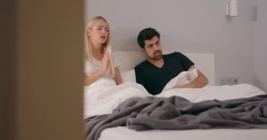 Birisi ebeveynlerin kavgasını izliyor. İşlevsiz aile sorunları. Ağır çekim. Saldırgan kadın ve erkek, çocuklarını fark ederler. Tartışmalarını dinlerler, evli çift boşanır, kötü bir ilişki yaşarlar.