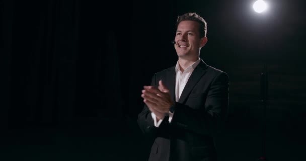 Başarılı Konuşmacı Klasik Takım Elbiseli Adamı Alkışlayan Çırpmalı Koltuğu Sahnede — Stok video