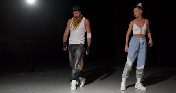 재능있는 남성과 댄서는 그들의 움직임 보여줍니다 안무의 아이디어 슬로우 창의력 — 비디오