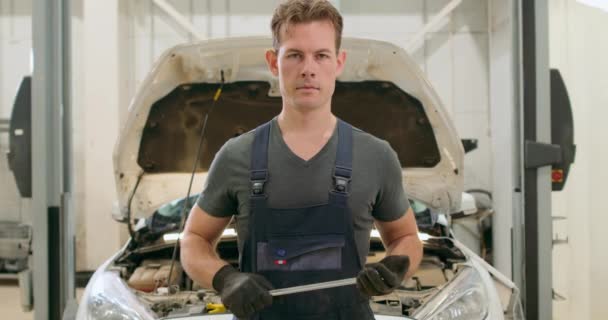 有才华的汽车修理工用扳手修理发动机 汽车维修 为您的汽车制造新的专业人员 汽车维修服务 工业及职业 — 图库视频影像
