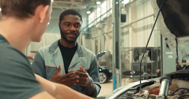 Zwei Kollegen Unterhalten Sich Über Kaputtes Auto Besprechen Reparaturprozess Mechanik — Stockvideo