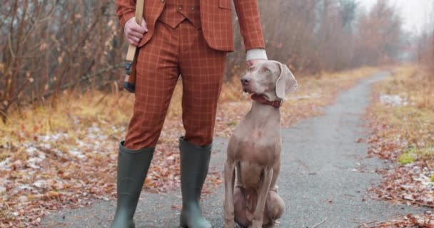 スーツ ブーツ そして彼の親友の犬は ショットを待っているスローモーションドッグを狩る期間中に休憩する動物を待っています ワイルドライフ スポーツ — ストック動画