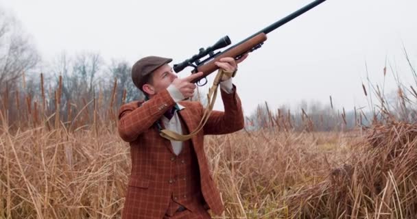 英国狩猎传统 年轻人在打猎 目标的准确性 秋天是开放的 寻找猎物 — 图库视频影像