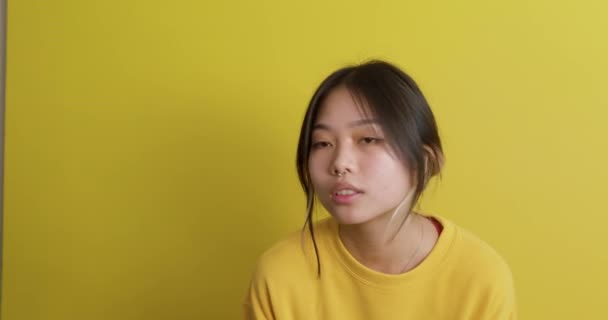 아시아의 재미있는 두려워 금요일 놀라게 행복한 아시아의 노란색 손가락 텍스트 — 비디오