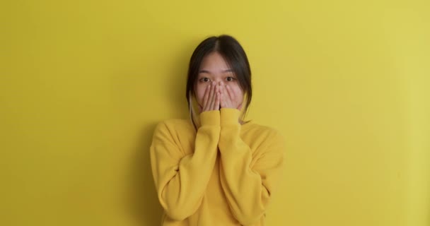 Налякана Емоційна Жінка Покриває Рот Руками Можна Говорити Ізольованому Жовтому — стокове відео