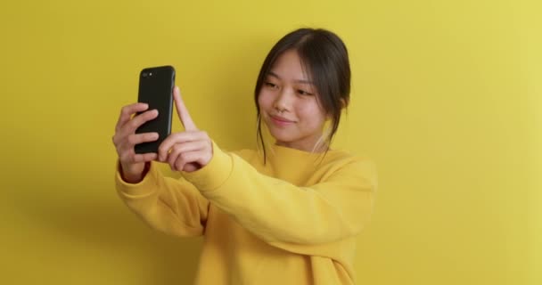 Jovem Mulher Asiática Bonita Segurando Telefone Celular Tirar Foto Selfie — Vídeo de Stock