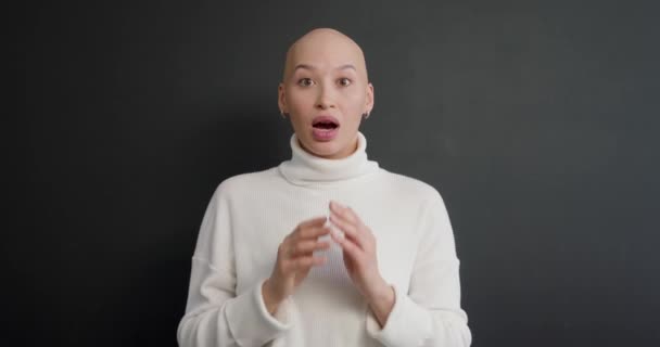 衝撃を受けた若い女性の肖像画は 単離された黒い背景に立っている白いセーターで頭部パニックガールを嫌い あなたは私の髪で何をしたか 美容院の悪いサービス — ストック動画