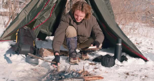 Podróżnik Siedzi Obok Namiotu Będzie Gotować Jedzenie Kempingu Zimie Slow — Wideo stockowe