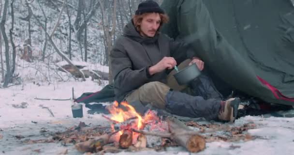 Hombre Sentado Fogata Cocinar Desayuno Camping Día Nevado Invierno Turismo — Vídeos de Stock