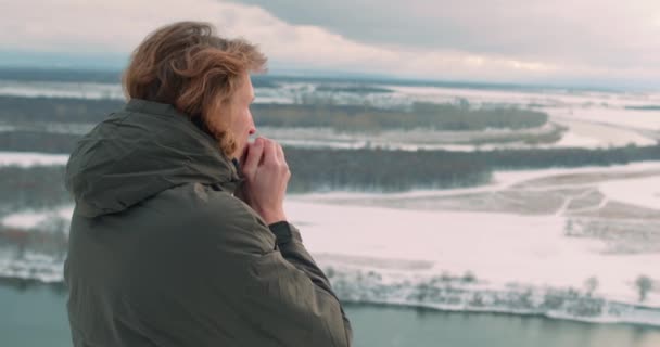 Soğuk Kış Mevsiminde Titreyen Ele Tutuşan Ceketli Bir Adam Avrupa — Stok video