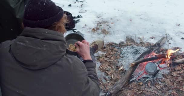 Głodny Człowiek Jedzenie Garnka Kemping Turystyczny Świeżym Powietrzu Zima Powolny — Wideo stockowe